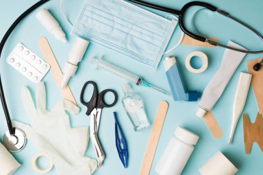 Tıbbi ürünler. Yüz maskeleri, steteskop, şırınga, astım spreyi, doktor eldivenleri, termometre, yara bandı ve çeşitli eşyalar.