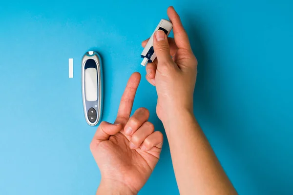 Kan Testi Kontrolü Diyabet Hastası Genç Bir Insan Dijital Monitörle — Stok fotoğraf