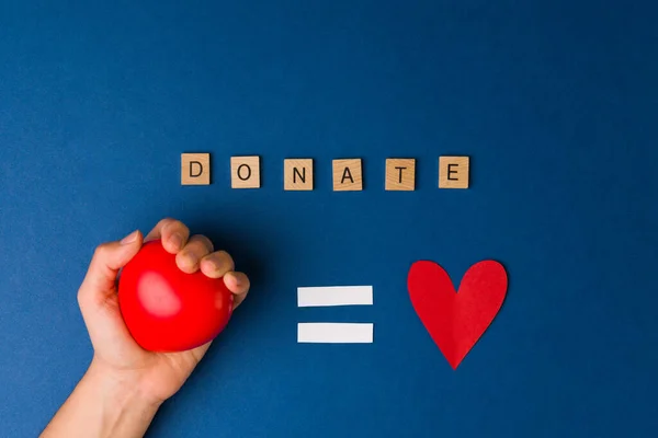 Kan Bağışçısı Genç Gönüllü Kan Bağışlarken Kırmızı Bir Kalp Taşıyor — Stok fotoğraf