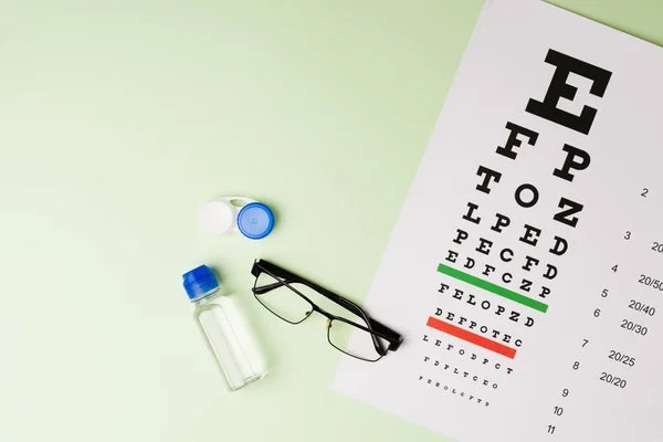 Controleer Zicht Oogarts Oogtest Contactlenzen Oplossing Voorgeschreven Bril Studioachtergrond — Stockfoto