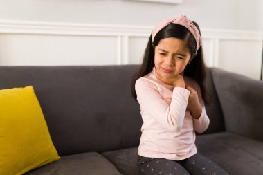 Kendimi kötü hissediyorum. Kanepede otururken boğazı ağrıyan İspanyol bir çocuk üşütmüş.