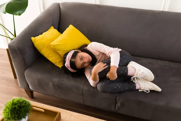 Břišní Křeče Nemocné Dítě Odpočívající Pohovce Trpí Bolestí Břicha — Stock fotografie
