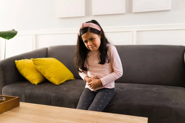 自宅でソファに座っている間に彼女の腹部をこすり 胃のウイルスで病気になる — ストック写真