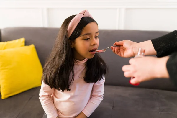 Tomar Remédio Adulto Mãe Dando Xarope Tosse Para Uma Criança — Fotografia de Stock