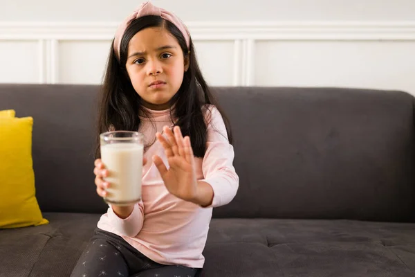 Sou Intolerante Lactose Menina Hispânica Segurando Copo Leite Olhando Infeliz — Fotografia de Stock