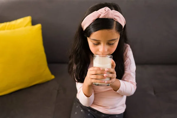 美丽可爱的孩子早上在家里喝着一杯牛奶 — 图库照片