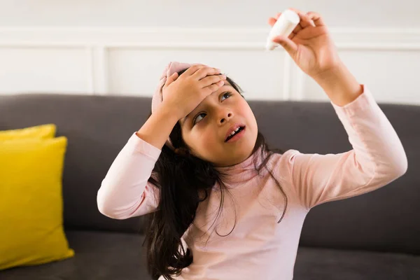 小学生使用眼滴のために彼女のイライラ目と結膜炎 — ストック写真