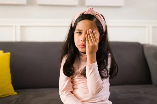 Retrato Uma Criança Doente Sofrendo Com Dor Cobrindo Olho Com — Fotografia de Stock