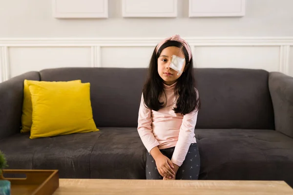 Criança Triste Com Visão Usando Remendo Olho Olhando Para Câmera — Fotografia de Stock