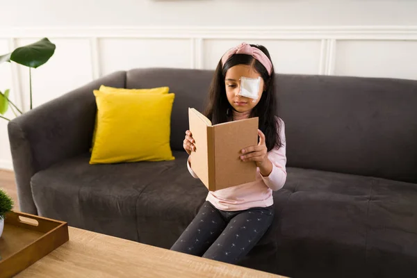 Çocukların Görme Sorunları Var Evde Göz Bandı Takmış Güzel Bir — Stok fotoğraf