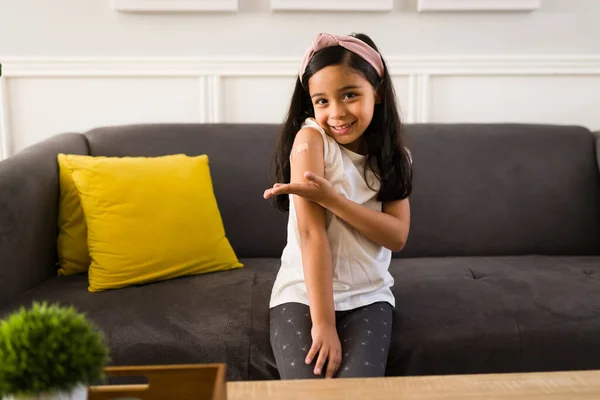 Feliz Niña Sonriendo Mostrando Tirita Brazo Después Vacunarse — Foto de Stock