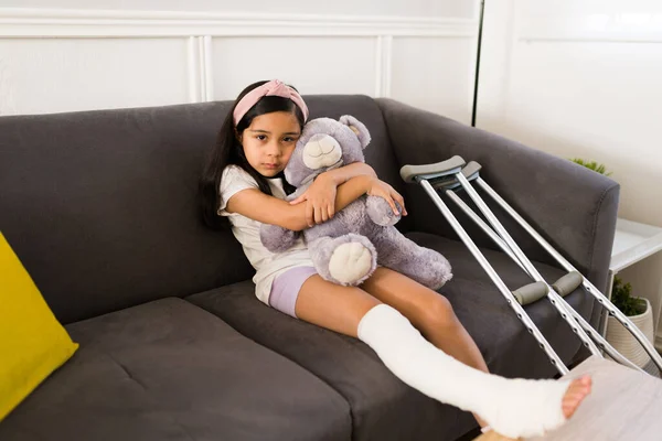 Smutné Dítě Objímající Svého Medvídka Zotavující Zlomené Nohy Doma Dívka — Stock fotografie