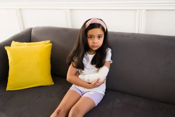 Retrato Uma Criança Hispânica Irritada Sentindo Dor Casa Depois Hospital — Fotografia de Stock