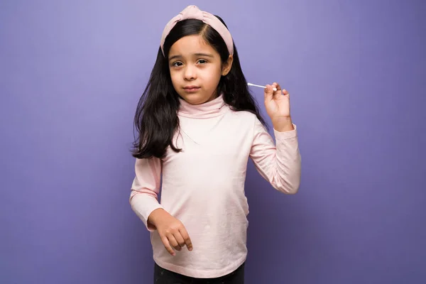 Criança Latina Triste Usando Cotonete Para Limpar Orelhas Enquanto Olha — Fotografia de Stock