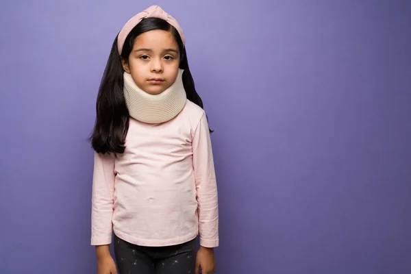 悪い事故による背中の怪我のために首のブレースを身に着けているパニックの女の子を負傷 — ストック写真