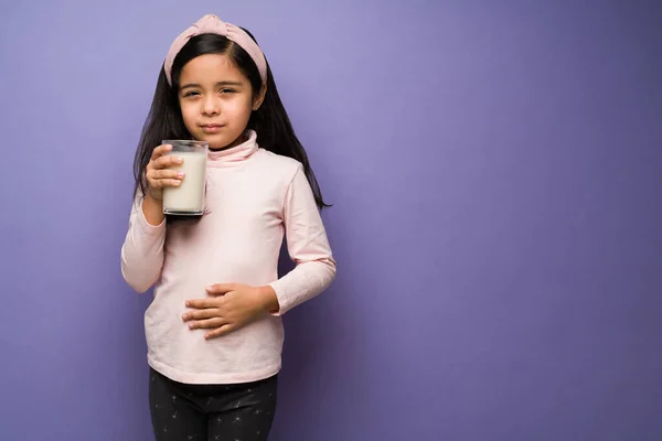 Menina Triste Com Intolerância Lactose Sentindo Doente Estômago Depois Beber — Fotografia de Stock