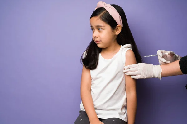 Ragazzino Spaventato Che Sente Male Mentre Iniezione Vaccino Covid Davanti — Foto Stock