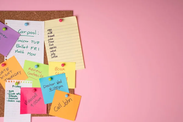 ピンクのコルクボードに粘着性のあるメモ Doチェックリストと予定があります 食料品リストの接着剤のノートとオフィスや家庭の段ボール — ストック写真