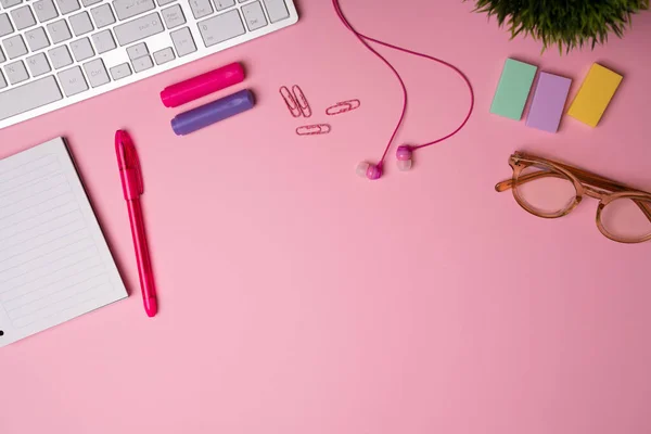 Escritório Feminino Papelaria Rosa Caderno Canetas Óculos Marcadores Notas Pegajosas — Fotografia de Stock