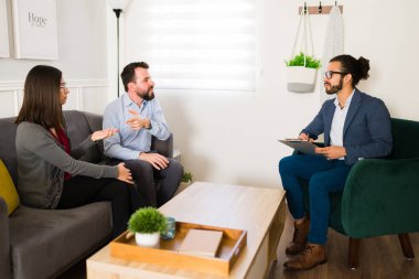 Profesyonel terapist, sorunlarını çözmek için çiftler terapisi sırasında karısının davranışlarından yakınan öfkeli bir adamı dinliyor.