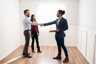 Burası senin için yeni bir ev. İspanyol emlakçı yeni müşterilerle el sıkışıyor yeni bir evde emlak turu yapıyor. 