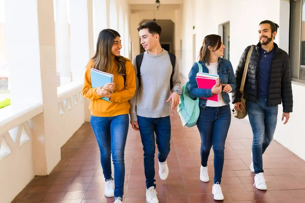 Estudantes Universitários Alegres Andando Corredor Enquanto Falam Sobre Lição Casa — Fotografia de Stock