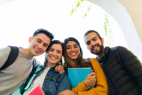 Retrato Grupo Multirracial Amigos Sonriendo Mirando Cámara Mientras Estudiaban Universidad —  Fotos de Stock