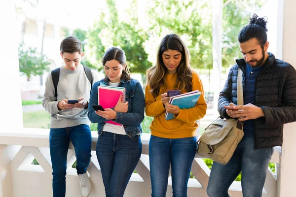 Estudiantes Universitarios Ocupados Enviando Mensajes Texto Mirando Las Redes Sociales — Foto de Stock