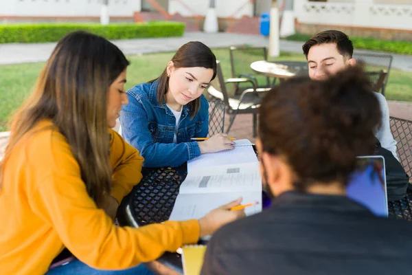 大学学习小组检查他们对大学考试的答案 二十多岁的学生一起做作业 — 图库照片