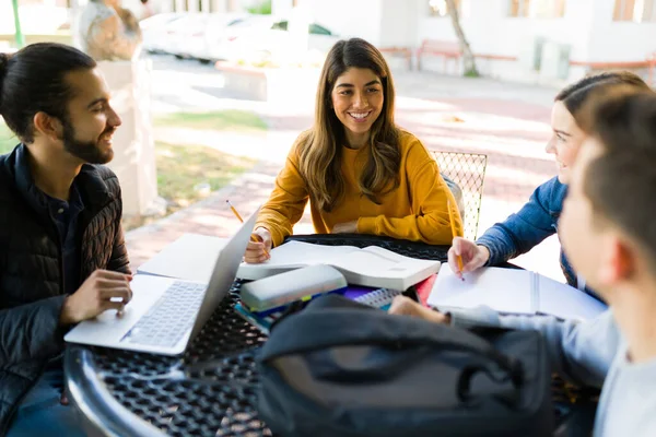 Emocionados Estudiantes Universitarios Grupo Estudio Que Divierten Mientras Hacen Tarea —  Fotos de Stock