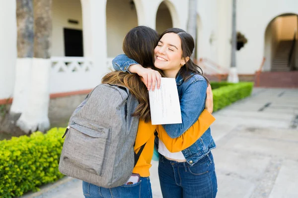 Ben Toegelaten Tot Universiteit Vrolijke Jonge Vrouw Knuffelen Haar Beste — Stockfoto