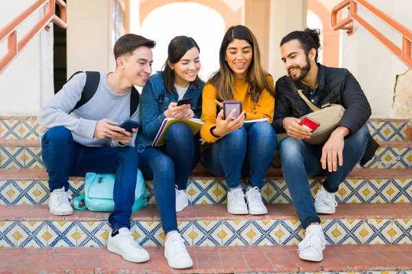 Amigos Universitários Multirraciais Atraentes Que Enviam Mensagens Usam Smartphones Enquanto — Fotografia de Stock