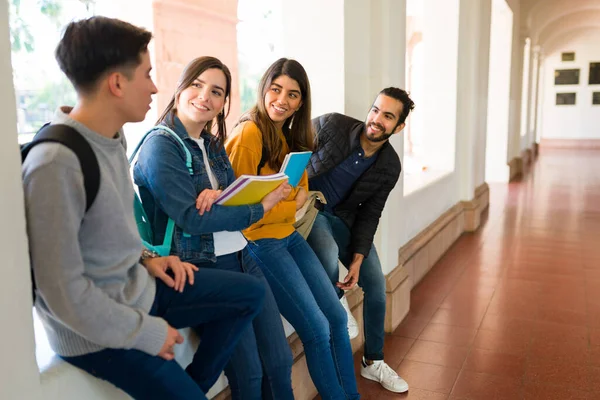 Quieres Salir Hoy Joven Hombre Hablando Sonriendo Sus Amigos Felices —  Fotos de Stock