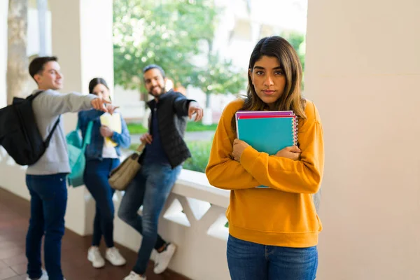 Mujer Joven Triste Sintiéndose Deprimida Avergonzada Mientras Estudiantes Universitarios Intimidan —  Fotos de Stock