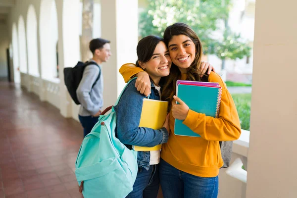 Beautiful Best Friends Backpacks Books Hugging Smiling While Enjoying College — Fotografia de Stock