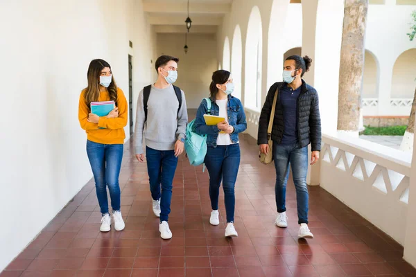 Estudiantes Universitarios Previniendo Propagación Del Virus Covid Usando Mascarillas Protectoras — Foto de Stock