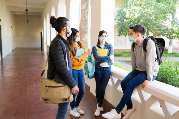 Smutní Univerzitní Studenti Kteří Cítí Unaveni Nošením Ochranných Obličejových Masek — Stock fotografie