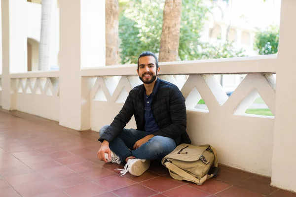 Vrolijke Jongeman Zit Gang Van Universiteit Rusten Van Het Studeren — Stockfoto