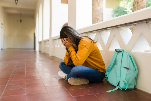 女子大生の泣き声と大学での授業失敗を悲しむ気持ち — ストック写真