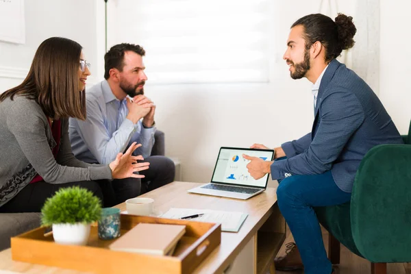 Conselheiro Profissional Mostrando Planos Investimento Laptop Para Casal Ansioso Consultor — Fotografia de Stock