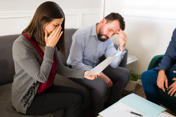 Can Believe Victims Financial Scam Upset Sad Couple Feeling Depressed — Stockfoto