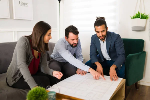 Atractiva Pareja Reuniéndose Con Arquitecto Feliz Para Hacer Una Nueva —  Fotos de Stock