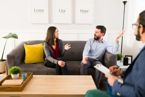 Est Toi Qui Responsable Jeune Femme Bouleversée Homme Discutant Parlant — Photo