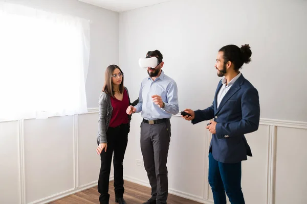 Latin Realtor Talking New Property Couple Using Glasses While Virtual — Fotografia de Stock