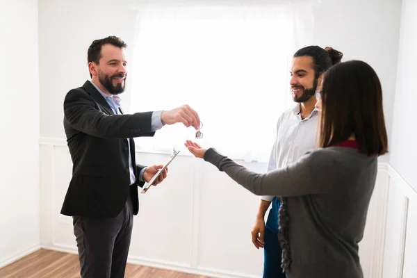 Njut Ditt Nya Hem Leende Manliga Fastighetsmäklare Och Säljare Ger — Stockfoto