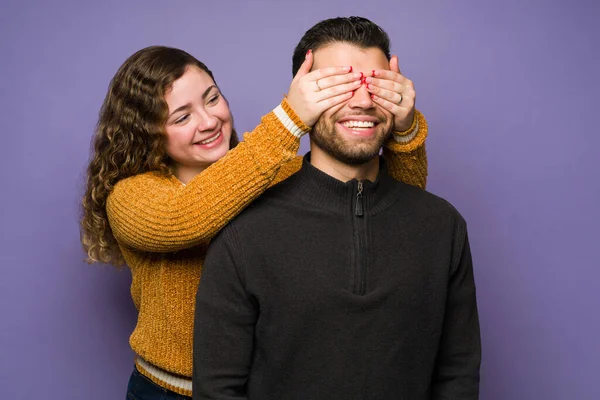 Guess Who Adorable Young Woman Covering Her Boyfriend Eyes Surprising — стоковое фото