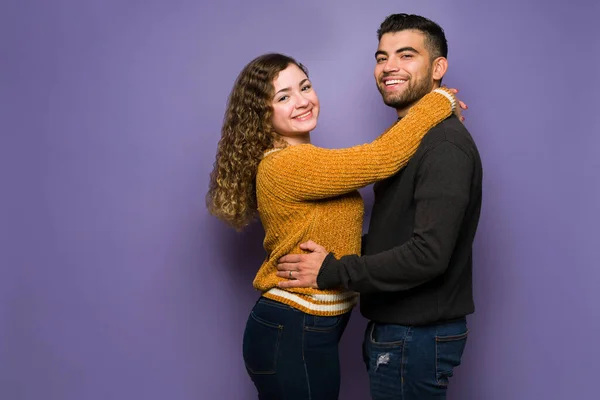 Portrait Beautiful Young Couple Looking Camera While Embracing Sharing Tender — Stock fotografie