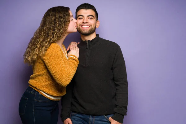 Beautiful Caucasian Woman Enjoying His Cheerful Boyfriend Company Kissing His — Stockfoto