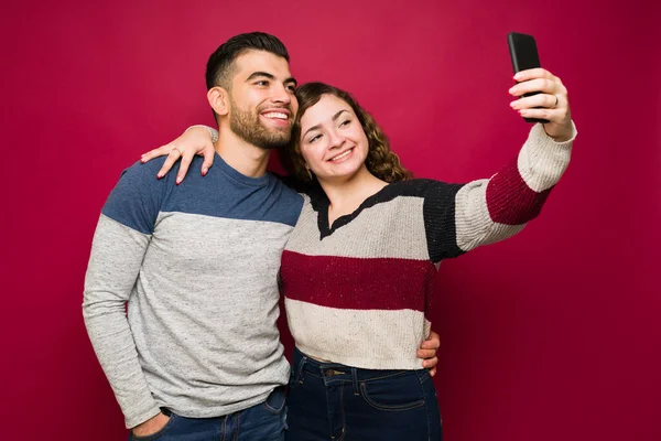 Beautiful Happy Couple Smiling Taking Selfie Smartphone Post Picture Social — Stock fotografie