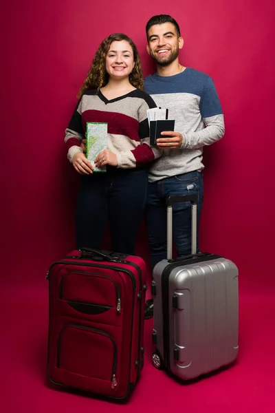 Ready Our Vacations Full Length Cheerful Boyfriend Girlfriend Suitcases Plane — Φωτογραφία Αρχείου
